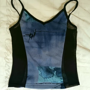 Blå mesh top - Säljer denna sjukt coola top då jag inte använder den. Så gullig men tyvärr inte min stil. Bra kvalitet och inga skavanker. Materialet är mest och gjort av polyester, så den är lite seethrough. Meddela för fler bilder. Pris kan diskuteras. Möts gärna upp ♡