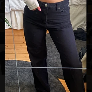 Svarta jeans  - Säljer mina fina jeans från Gina tricot💓 väldigt fint skick! Jag är 163cm och byxorna är avklippta! 