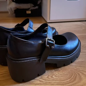 Mary janes  - Säljer dessa underbara Mary Jane skorna då de tyvärr är försmå för mig. De står att det är i storlek 38 men de e mer som en 36/37 köpte de här på plick 