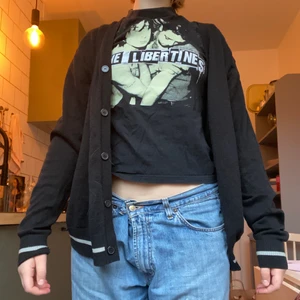 Mysig kofta - Mysig kofta i storlek XL, skitsnygg oversized! Svart med rand vid muddarna. 