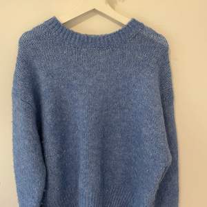 Blå stickad tröja från Zara i storlek S. Fint skick, använd några gånger.