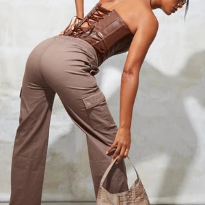  Cargo byxor - Hej! Säljer dessa cargo byxor som jag ej använt då de var för små för mig :( De sitter mid/low rise. Nypris var 549kr. Meddela mig ifall ni har någon fråga eller vill att jag tar närmare bilder på byxorna ☺️