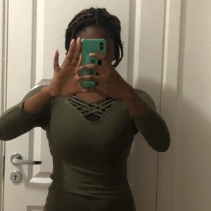 Amisu grön tröja  - det svarta under e inte en del av tröjan 