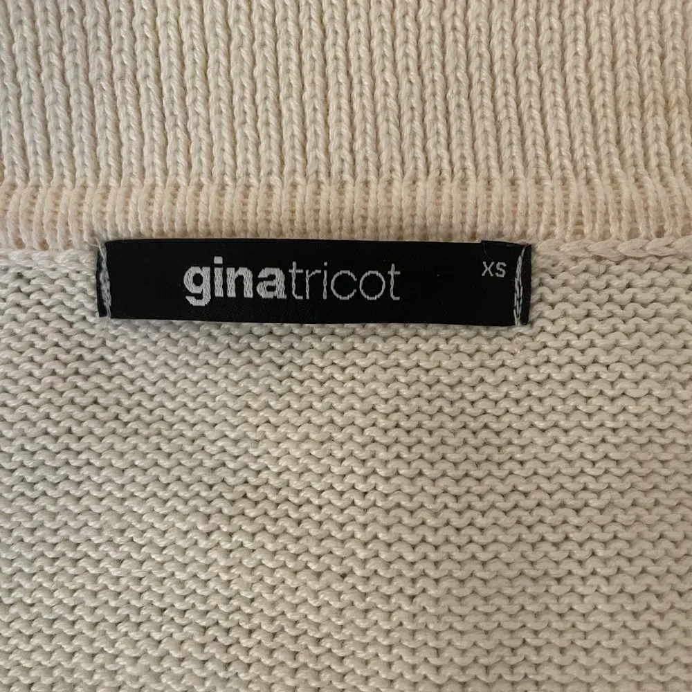 Säljer min vita tröja med krage från Ginatricot. Köptes för inte så länge sedan och den är använd ett fåtal gånger. Köptes för 349 kr och jag säljer den för 170 kr (pris kan diskuteras vid snabb affär) 💗 kan mötas i Stockholm eller frakta!. Stickat.