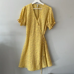 Gul klänning strl L/ XL - En svartprickig, gul klänning i storlek XL (men passar lika bra som L, då jag passat i båda storlekarna). Den är köpt från Mango och är använd ca 5-6 gånger men är verkligen som ny! Ärmarna är något puffiga då de sitter åt i slutet, så fint! På framsidan sitter även en liten knapp. Säljer pga jag har för stor byst, skriv för fler bilder på! Köparen står för frakt och returneras ej💛