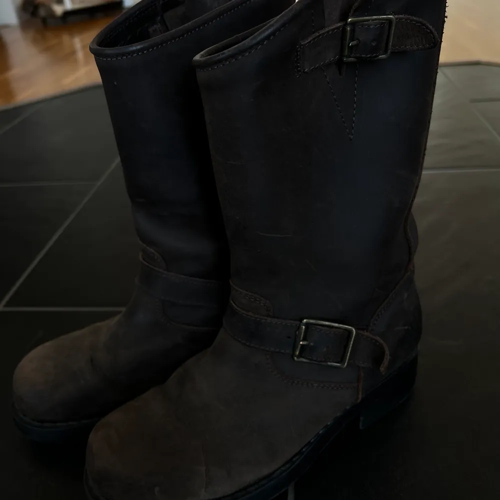 Säljer dessa bruna skor i storlek 37. Skorna är väl använda och det finns lite slitage men inget som påverkar användningen. Kan mötas upp i Göteborgsområdet/Varberg, annars står köparen för frakten.. Skor.