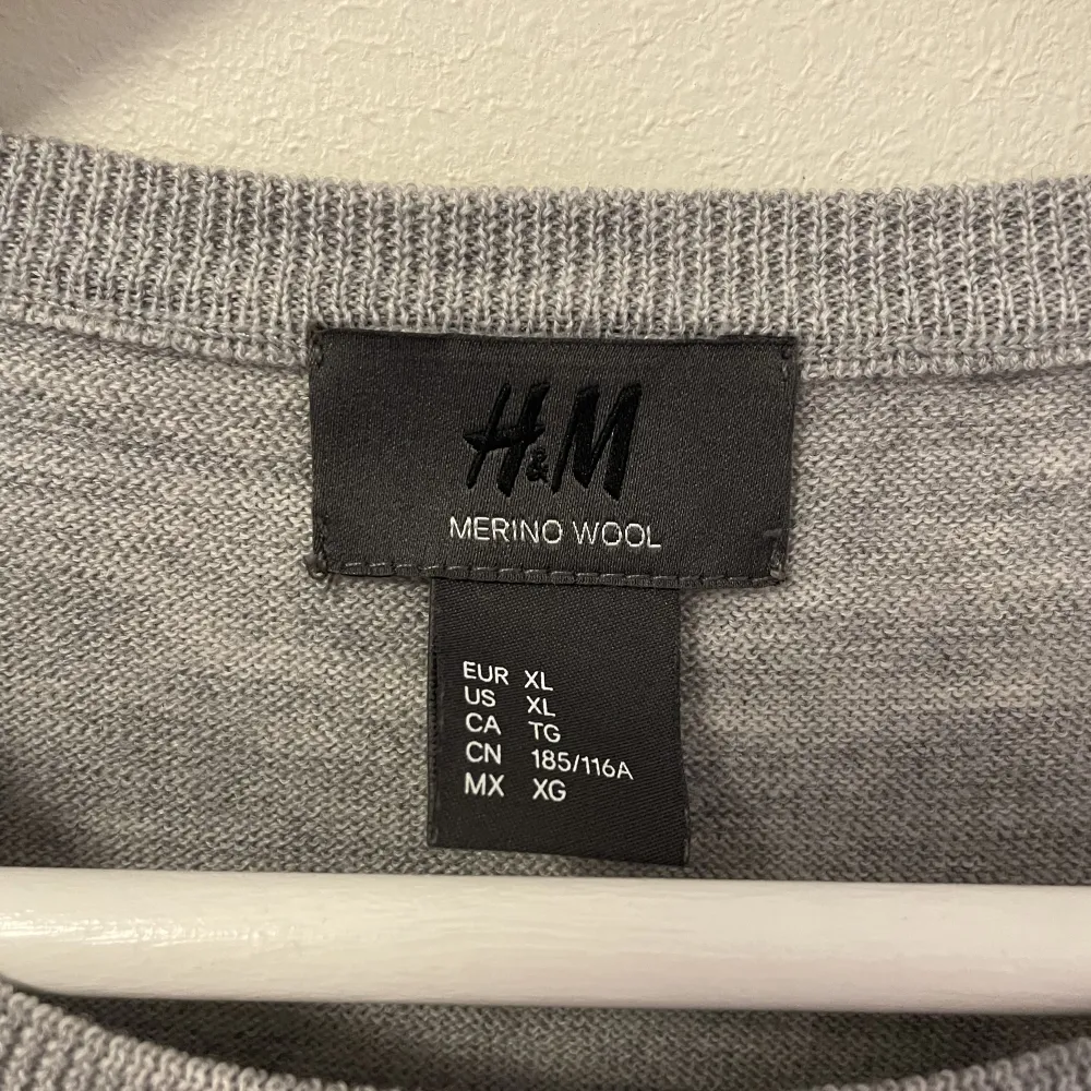 H&M tröja i storlek M. Knappt använd och är i bra skick. Pris kan diskuteras. Kan mötas upp annars står köparen för frakt.. Tröjor & Koftor.