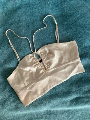 Zara topp - En kort satintopp från Zara, knappt använd. Justerbara band och dragkedja vid sidan av toppen. ⭐️