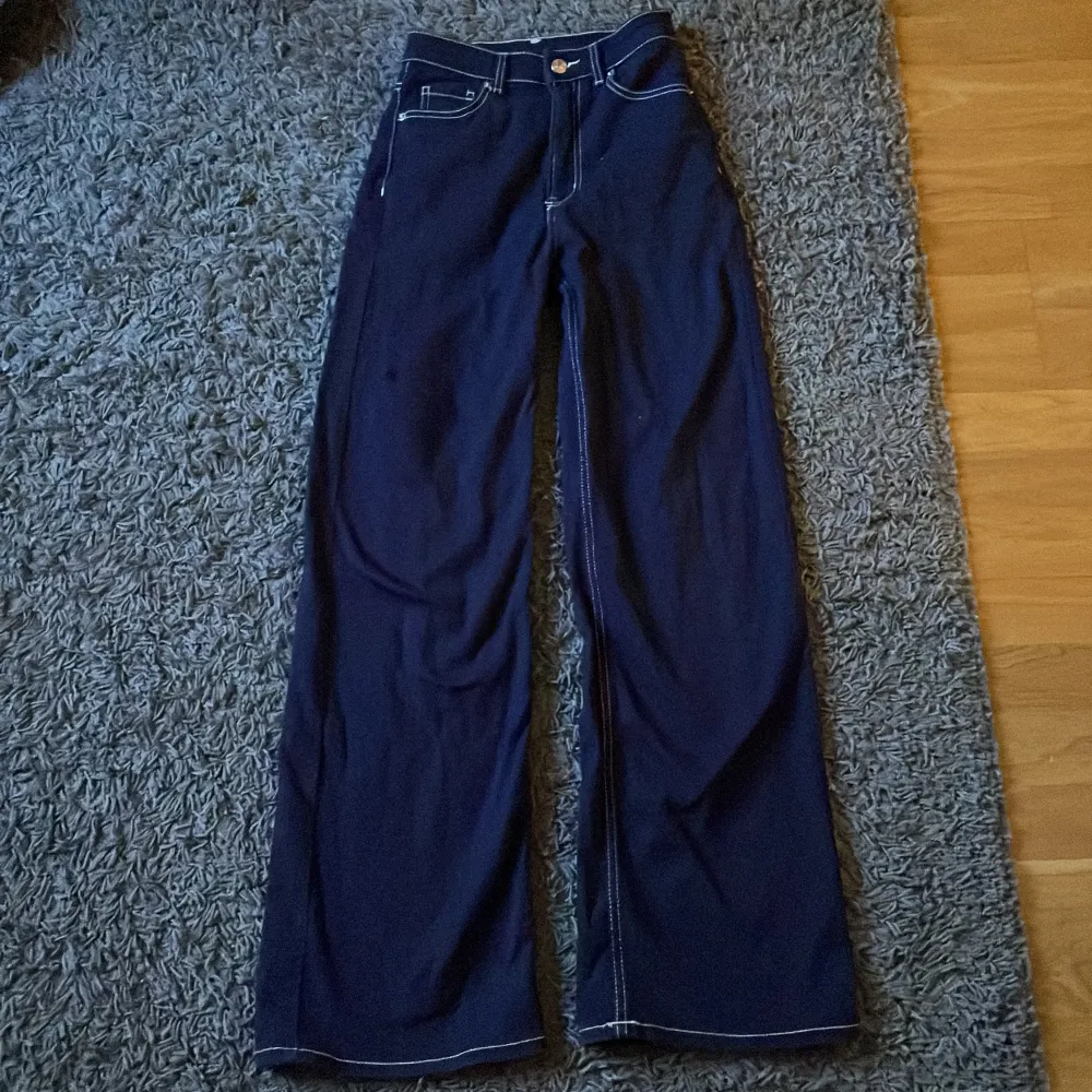 Det är ett par byxor som inte har andvänds. Är ett par helt vanliga byxor men med vit tråd . 9/10 i skick det är 10 men vil inte säga det efter som jag har andvänts typ 3 gånger . Jeans & Byxor.