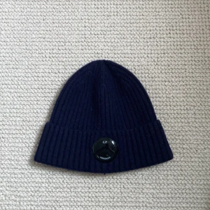CP Company mössa - Har använts max fem gånger. Ganska åtsittande mössa. Inga skador. Kontakta om du är sugen på att köpa mössan! Priset just nu kan sänkas om någon är intresserad  Frakt får du själv betala.