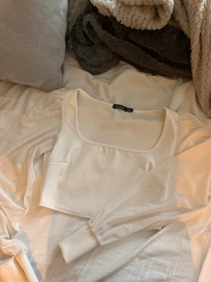 Vit topp men genomskinliga ärmar - Vit topp med Genomskinliga ärmar. Storlek S. Från Boohoo. Använd en gång. 