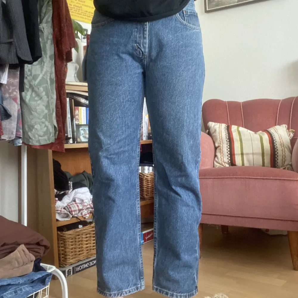 Endast provade Wrangler jeans, väldigt snygg tvätt och supersköna! Skulle säga att storleken är lite mindre än vad som står i jeansen. Köpare står för frakt😊. Jeans & Byxor.
