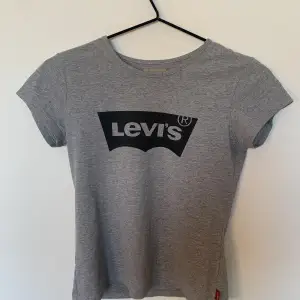 Levis T-shirt i storlek ”10år”. Inte använd mycket, bra skick. 