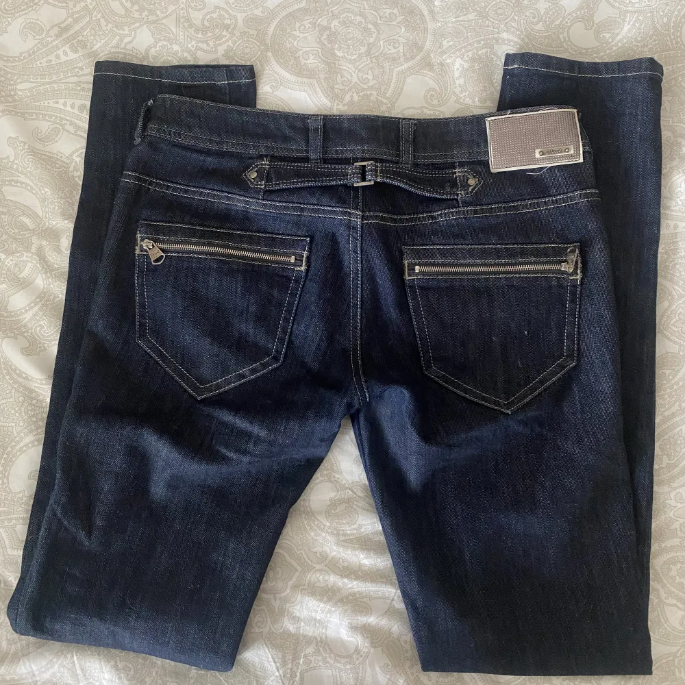 Lågmidjade jeans från Diesel. Strl W28 L32 i modellen Clushy. Fina detaljer på baksidan💙Köparen står för frakten. Kolla även in mina andra annonser!. Jeans & Byxor.
