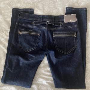Lågmidjade jeans från Diesel. Strl W28 L32 i modellen Clushy. Fina detaljer på baksidan💙Köparen står för frakten. Kolla även in mina andra annonser!