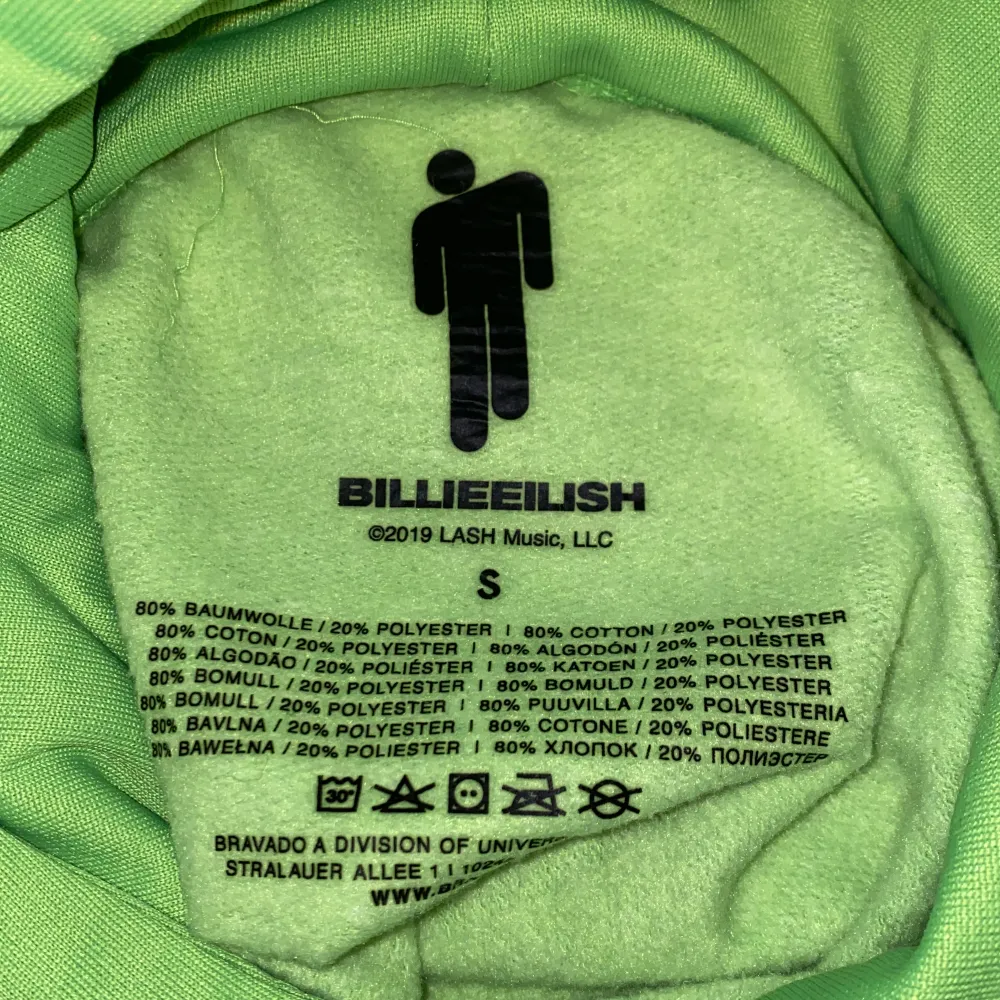 Säljer denna neongröna Billie Eilish hoodien i storlek S. Säljer av skäl att den inte kommer till användning längre. Jätte bra skick, nästan inga tecken på användning. Pris kan diskuteras🤍. . Hoodies.