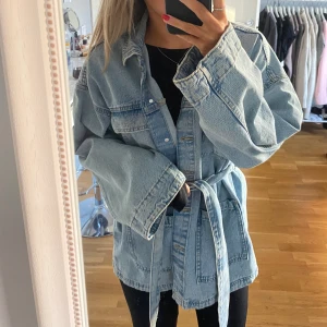 Jeansjacka  - Säljer denna jeansjacka då den inte kommer till användning, endast använd en gång💕 köparen står för frakten! 