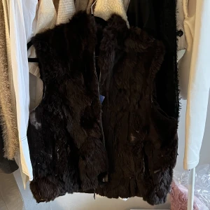 Pälsväst vintage  - Vintage mörkbrun pälsväst köpt på sellpy! Saknas lite päls där fram💕🤍 UNIK & SÅ COOL! Använd gärna köp nu💖
