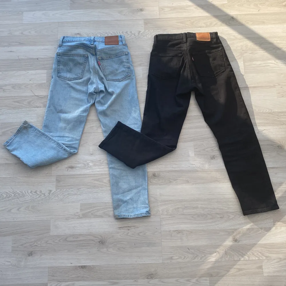 Hej, jag säljer två par trendiga Levi’s 501 jeans. Kvaliten är 9/10 på båda jeansen. 350kr/st och 650kr för båda.. Jeans & Byxor.