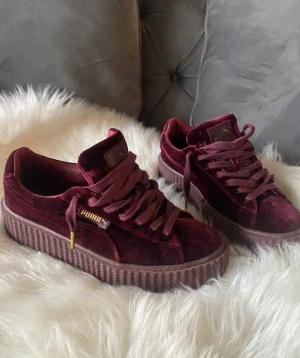 Rihanna X Puma - Coola sammetsliknande skor från Rihanna x Puma .  Nyskick och väldigt eftertraktade (säljs inte längre)  Stl 38 