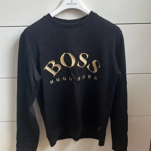 Hugo boss tröja - Säljer min gamla hugo boss tröja. Gammal modell men en av dem snyggaste. Köpt på johnells men tyvärr inget kvitto. Skick 7/10. Inga hål eller nåt, pris går att diskutera. Köparen står för frakten!