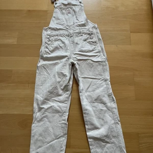 Hängselbyxor - Hängselbyxor Använda 1 gång.  Nypris 499kr