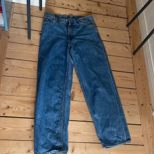 Rail blåa jeans Weekday - Jeans av modellen Rail från Weekday. Köpta senaste året för 590 kr, knappt använda. Gott skick, storlek W 31 L 32