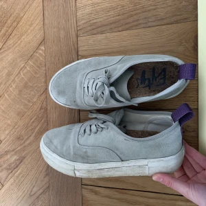 Eytys sneakers - Ljusgröna mocka sneakers från Eytys. Storlek 37.  Tecken på användning såsom fläckar.