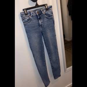 Jeans från BikBok, knappt använda då de ej passar mig i strl. Slim fit men stretchiga, strl S. Modell: Higher Malibu Nypris: 499:-