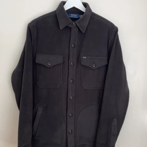 Ralph Lauren fleecejacka  - Tjock skjorta/jacka i fleece material. Regular fit. Diskret logga på ena fickan. Oanvänd.