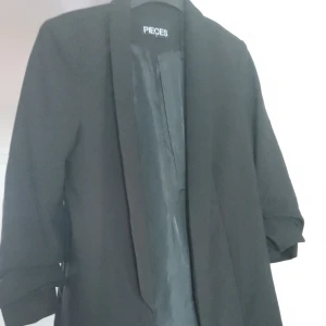 Kavaj jacka - Super fin kavaj jacka som passar till de mesta, och super fin att ha i vår/sommar   Fler bilder finns att få   Nyskick!  Nypris 450 Säljes för 200