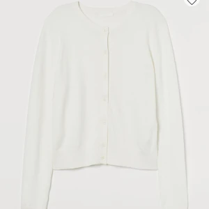 Vit kofta - Säljer denna jätte fina vita kofta, slutsåld på H&m. Säljer även i svart (kolla mina inlägg). Köpt för 179kr. Använd 2 gånger så i nyskick. Inga defekter mm. Pris går att diskutera och man får trycka på köp nu.