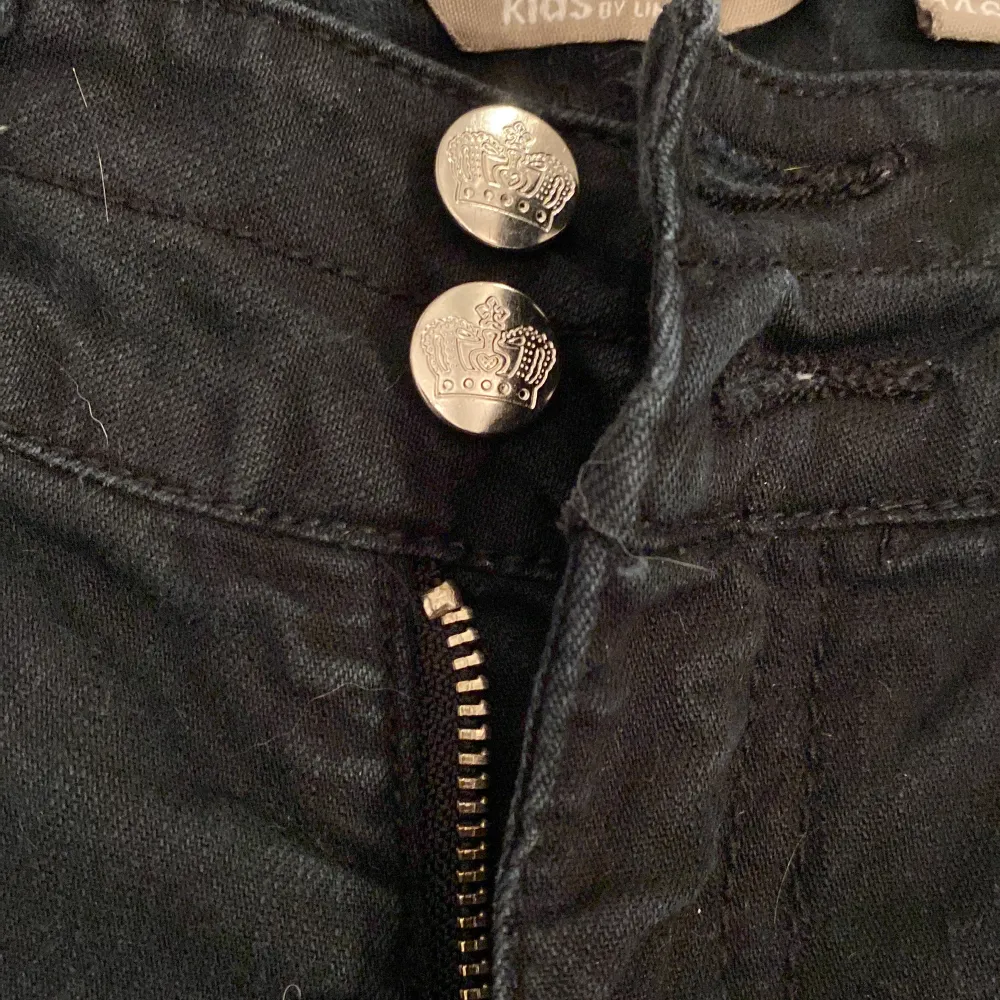 🌷Följ mig,jag säljer mer trendiga kläder till bra pris🌷  Säljer dessa lågmidjade bootcut jeansen från Lindex, dem är i storlek 146 som blir som xxs,supersnygga men tyvärr för korta på mig som är 165🫶🏼💗 (skriv för mer bilder o info,katthåren tas bort!)✨💞. Jeans & Byxor.
