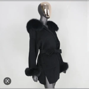 Päls kappa -  köp den för  1300kr ( ingen päls på armarna )