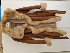 Kappa av päls och mocka storlek M - Varm kappa, knappt använd. Storlek M för kvinnor. Fuskpäls och fuskmocka