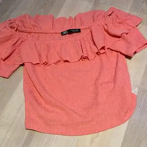 En riktigt tropisk söt coral rosa topp från zara! Helt nytt skick!