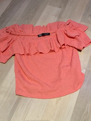 Zara topp - En riktigt tropisk söt coral rosa topp från zara! Helt nytt skick!