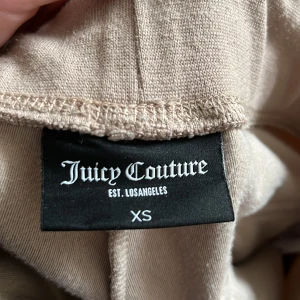 Byta juicy byxor  - Jag vill gärna byta mina juicy couture byxor till en annan storlek (samma färg bara till xss) fint skick bara att dom inte passar skriv gärna om ni har några frågor💗