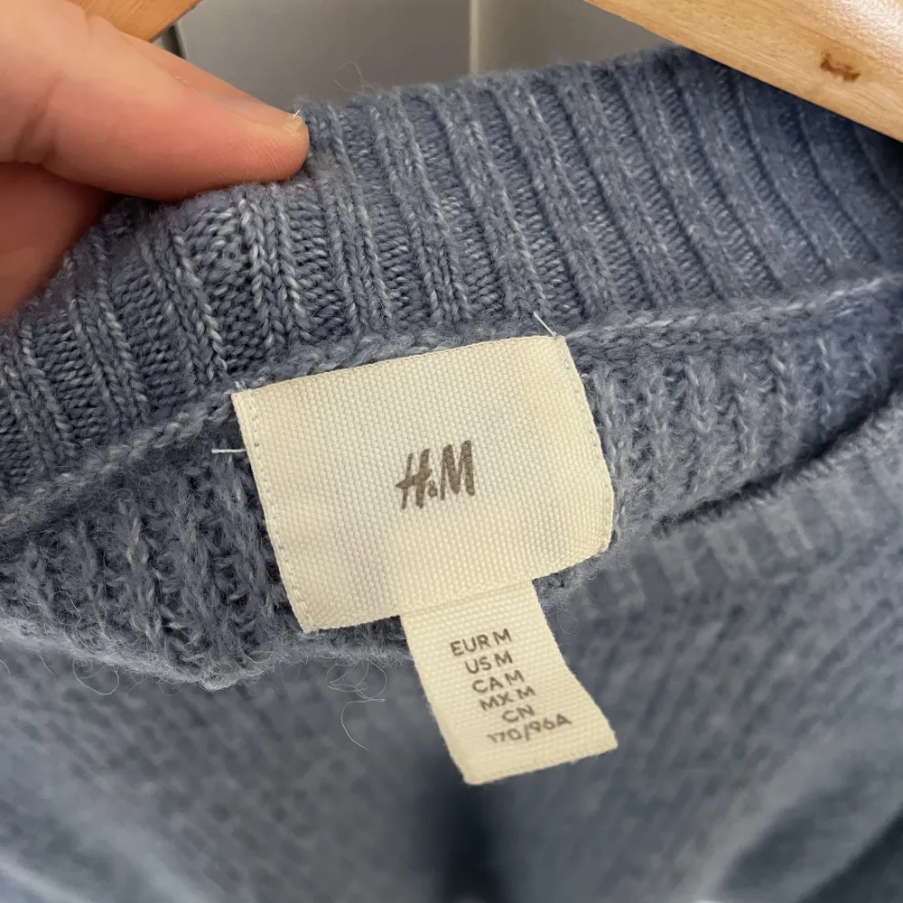 Supersöt blå stickad tröja från H&M, använd typ tre gånger då den är lite för stor på mig💘. Stickat.