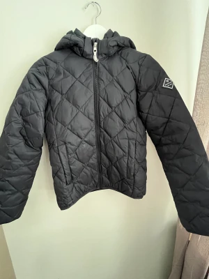 Svart gant jacka - Svart gant jacka som är köpt för typ ett år sedan och har inga defekter❣️jackan är i storlek 146-152 i barnstorlekar men skulle säga att den passar för dom som har storlek XXS💓skriv för frågar,fler bilder eller mer