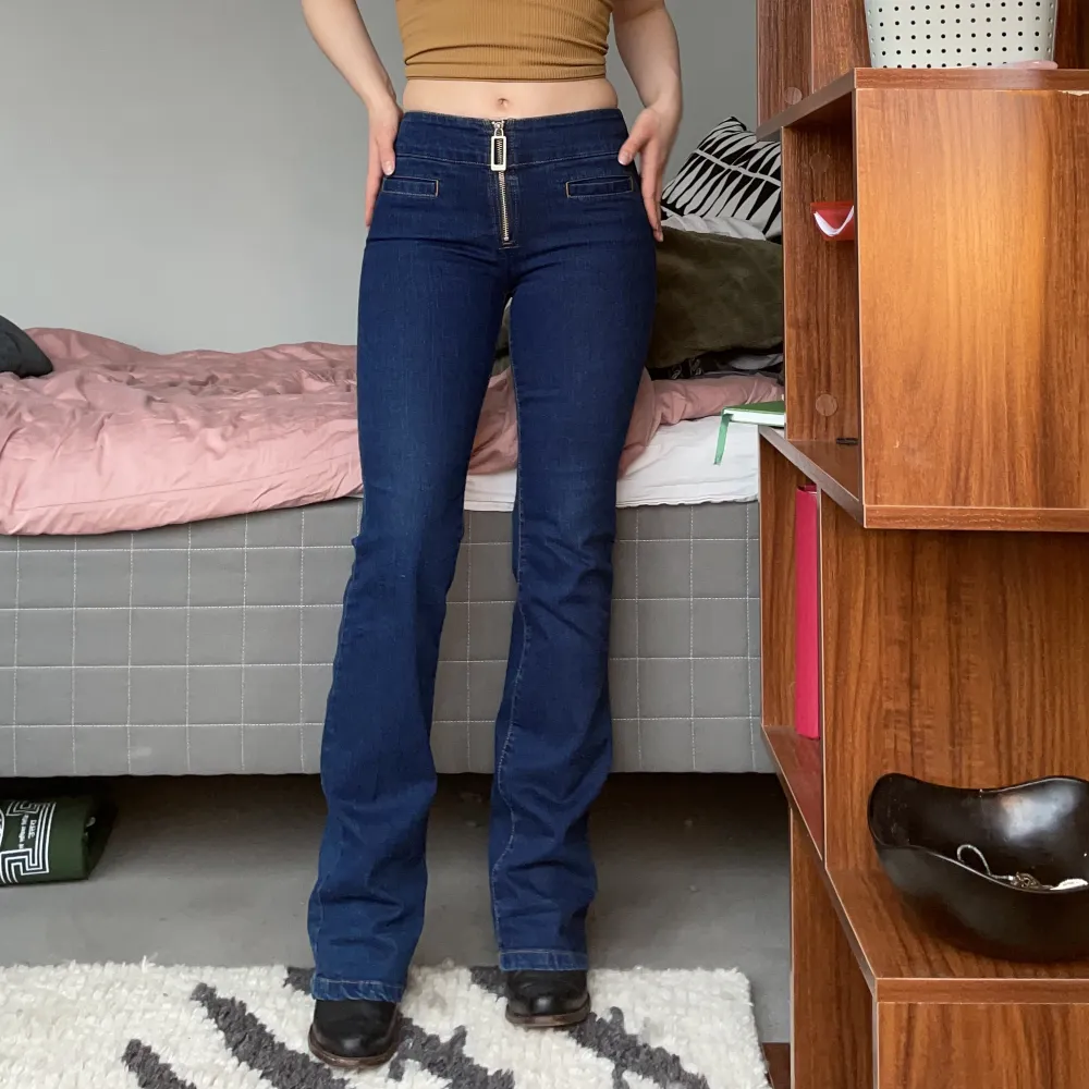 Jag säljer världens snyggaste jeans från Miss Sixty. De är tyvärr för små för mig och det gör så ont!! men de förtjänar att komma till användning 🥹😍. Jeans & Byxor.