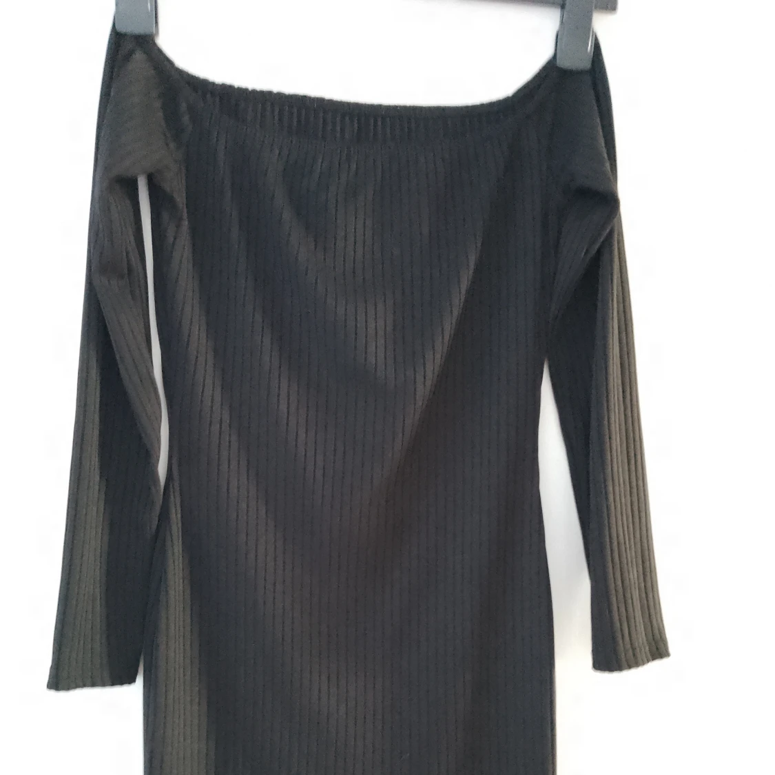 Of-shoulder klänning