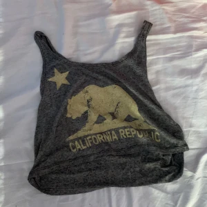 Kort linne - Ett kort linne i bra skick. Jag vet tyvärr inte vilket märke det kommer ifrån. Passar mig i storlek xs, passar även s 