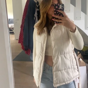 Väst med hög krage - Skitsnygg väst från bikbok i storlek S, fläck i bak därav priset. 100kr + frakt