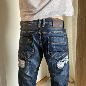 ett par nice y2k jeans, lite baggy.  storlek W31 men känns lite mindre.  mått rakt över midja 42 cm, innerbenslängd 85 cm.  modellen är 181 cm och har storlek W30.  använd gärna köp nu! endast frakt:) 