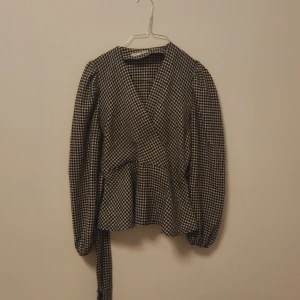 Black and white stylist shirt - Condition:like new self belt stylish winter blouse
