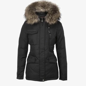 Hollies jacka ”livigno” -  Säljer min Jacka från hollies i Strl 34 då jag inte använder den längre. Endast använd förra vintern så den är i jätte bra skick. Vid intresse hör av er för fler bilder!  Nypris: 3500kr (Pälsen är äkta och avtagbar)