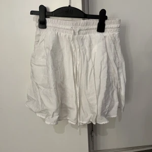 Shorts kjol - Ett par söta shorts som ser ut som en kjol.. meningen är att de ska se ut som en kjol men man känner sig bekväm som i shorts.. super sköna och verkligen bekväma att ha på sommaren 