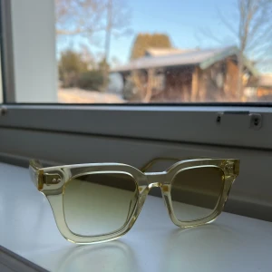 Chimi glasögon  - Chimi solglasögon i färgen yellow. Modell 04. Köpt för ungefär 1 år sedan men kom tyvärr inte till större användning. Dom är som i nyskick!. Fodralet hänger med men inte påse eller puts grej. Pris kan diskuteras vid snabb affär!