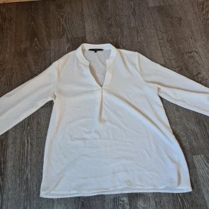 Vero Moda linne storlek S - Ett vitt linne från Vero Moda i storlek S. Fint & lätt linne i bra kvalité